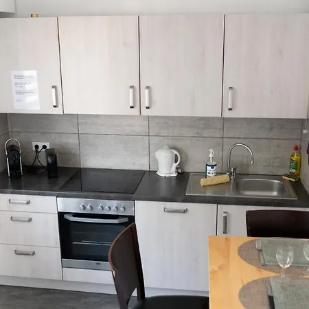 Mama With Mobile Aircon, Including Free Parking Space At 300 Meters Apartmán