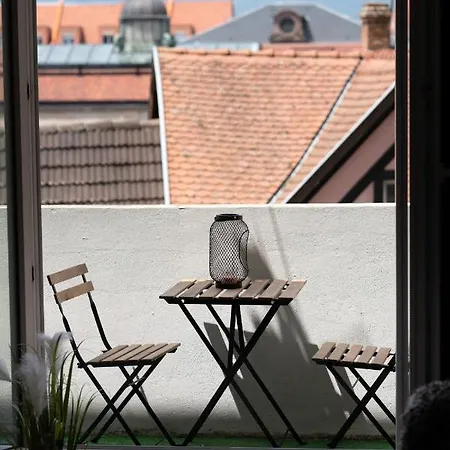Mama With Aircon Including Parking 2 Cars Apartament