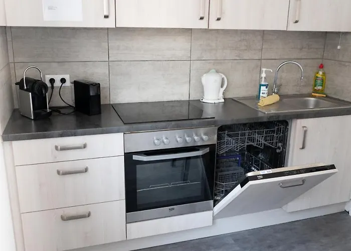 Mama With Mobile Aircon, Including Free Parking Space At 300 Meters شقة