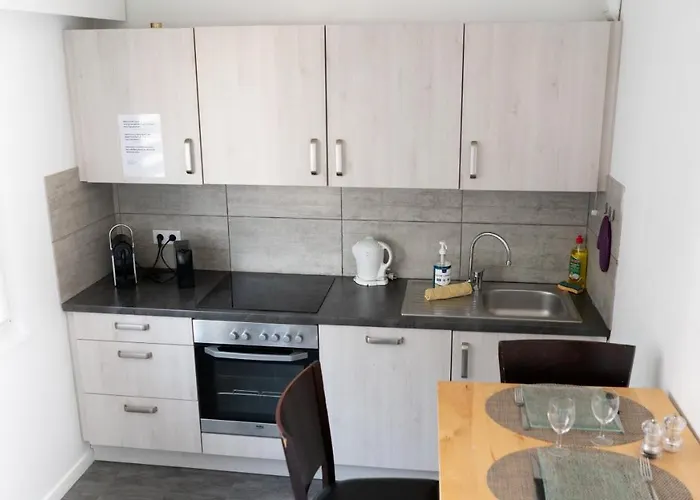 Mama With Mobile Aircon, Including Free Parking Space At 300 Meters شقة