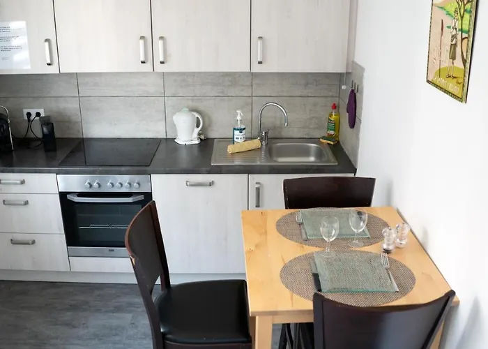 Mama With Mobile Aircon, Including Free Parking Space At 300 Meters شقة *