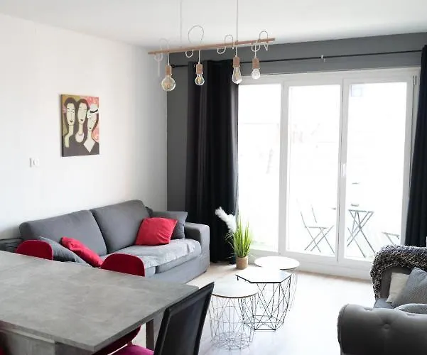 شقة Mama With Mobile Aircon, Including Free Parking Space At 300 Meters