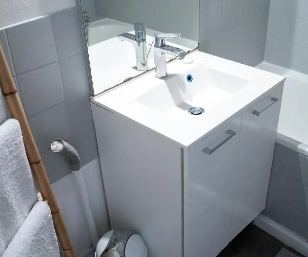 شقة Mama With Mobile Aircon, Including Free Parking Space At 300 Meters